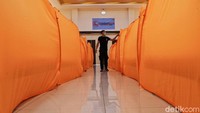 Seorang petugas memeriksa bilik COVID-19 di GOR Kecamatan Pademangan, Jakarta Utara, Senin (1/6/2020). 