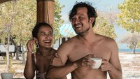 Tidak hanya liburan bareng anak-anak, Dwi Sasono juga sering hangout bareng Widi. Terlihat momen seru keduanya saat ngopi di tengah waktu santai.  Foto: instagram Dwi Sasono