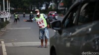 Ancaman Corona juga membayangi pekerjaan mereka lantaran setiap hari mereka harus berdiri di pinggir jalan untuk menunggu pelanggan.