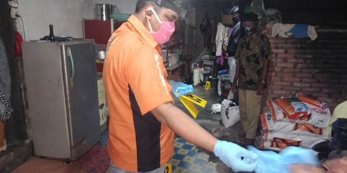 Petugas memeriksa tempat kejadian perkara di Kolaka. (Dok Istimewa)