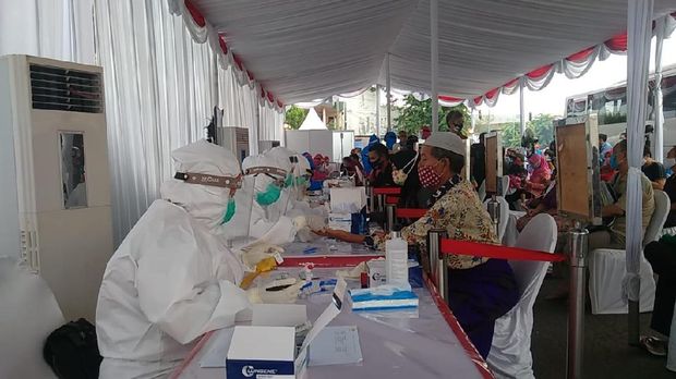Ratusan Orang Antre Dites Corona di Surabaya