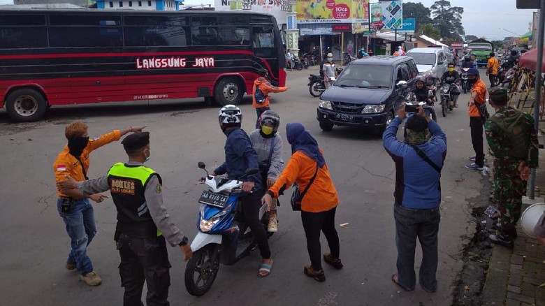Tawangmangu mulai dipadati pengunjung Tawangmangu mulai dipadati pengunjung, 1/6/2020