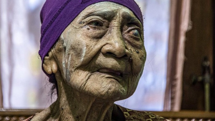 Nenek Kamtim Sembuh dari COVID-19 Seorang nenek berusia 100 tahun, Kamtim, sembuh dari COVID-19. Nenek asal Dusun Gendong, perbatasan Surabaya dan Gresik ini dinyatakan sembuh usai dirawat selama satu bulan di rumah sakit.