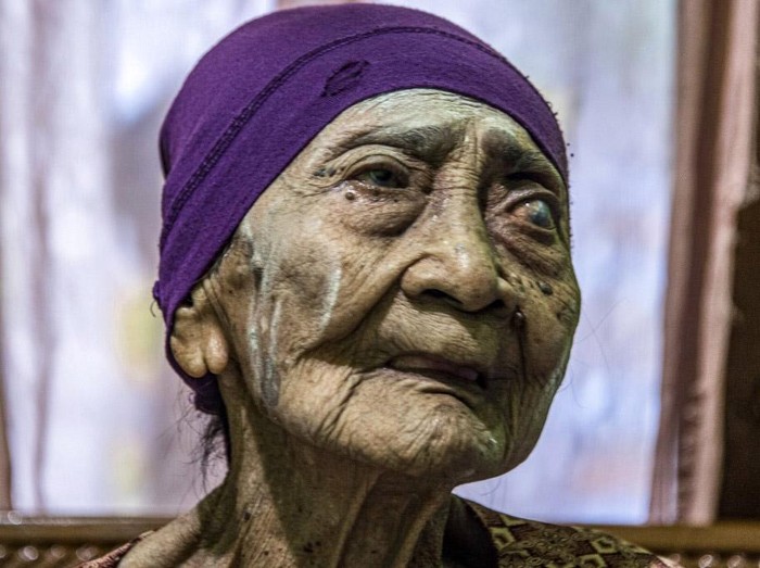 Seorang nenek berusia 100 tahun, Kamtim, sembuh dari COVID-19. Nenek asal Dusun Gendong, perbatasan Surabaya dan Gresik ini dinyatakan sembuh usai dirawat selama satu bulan di rumah sakit.