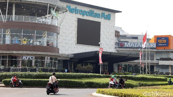 Metropolitan Mall Cileungsi Tutup Gegara Corona Metropolitan Mall Cileungsi tutup sementara karena pandemi virus Corona. Penutupan ini untuk mencegah penyebaran virus tersebut.