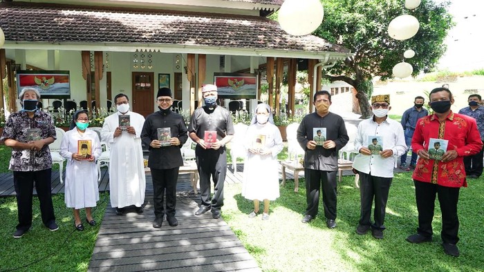Bupati Anas Kembali Bagi Paket Buku Bung Karno ke Lintas Agama