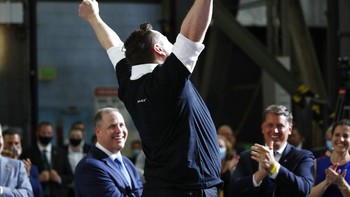 Ia mengangkat kedua tangan tanda kelegaan misi besar ini berlangsung dengan sukses. Foto: AP