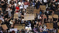 Aksi ini bertujuan menunjukkan dukungan untuk warga AS yang sedang memprotes kematian Floyd. AP Photo/Matt Dunham. 