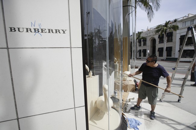 Butik brand Inggris lainnya, Burberry, juga menjadi korban. Minggu, (31/5/2020), pekerja sudah tampak membersihkan kaca bagian depan yang dicoret-coret. (Foto: AP/Marcio Jose Sanchez)