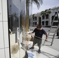 Butik brand Inggris lainnya, Burberry, juga menjadi korban. Minggu, (31/5/2020), pekerja sudah tampak membersihkan kaca bagian depan yang dicoret-coret. (Foto: AP/Marcio Jose Sanchez)