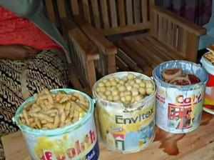 Banyak Netizen Terharu Melihat Kaleng Cat Isi Kue Lebaran