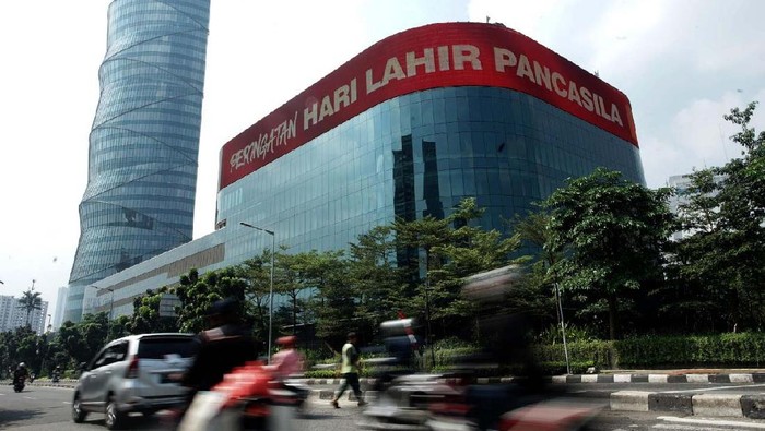 BNI memperingati Hari Lahir Pancasila. Mereka memasang ucapan hari lahir pancasila melalui layar LED Gedung Menara BNI.