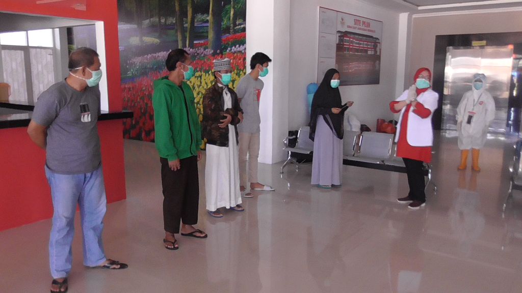 Para perawat melantunkan lagu perpisahan ke pasien Corona yang telah sembuh. (Abdy Febriady/detikcom)