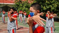 Mereka melakukan olahraga berupa peregangan otot atau stretching.