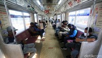 Selama di gerbong kereta, penumpang harus menjaga jarak.