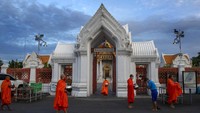Meski lockdown di Thailand telah dilonggarkan, warga pun masih terus diimbau untuk menjaga kesehatan tubuh dengan tetap mengenakan masker saat beraktivitas di luar rumah serta menjaga kebersihan tubuh dengan rutin mencuci tangan. AP Photo/Gemunu Amarasinghe.