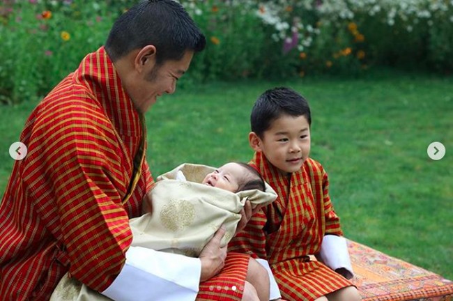 Sebelumnya Ratu dan Raja Bhutan sudah dikaruniai seorang anak laki-laki, Pangeran Jigme Namgyel. Sang pangeran lahir pada Februari 2016. Pada saat itu nama Pangeran Jigme Namgyel juga baru diumumkan dua bulan setelah kelahirannya. Foto: Instagram @queenjetsunpema