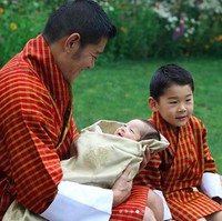 Sebelumnya Ratu dan Raja Bhutan sudah dikaruniai seorang anak laki-laki, Pangeran Jigme Namgyel. Sang pangeran lahir pada Februari 2016. Pada saat itu nama Pangeran Jigme Namgyel juga baru diumumkan dua bulan setelah kelahirannya. Foto: Instagram @queenjetsunpema
