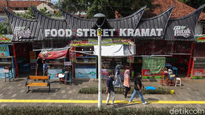 Food Street Kramat Mulai Semarak Pedagang nasi kapau Kramat, Jakarta kembali beraktivitas di tengah pandemi. Dengan desain baru usai direnovasi, kini mereka juga beradaptasi dengan aturan baru.
