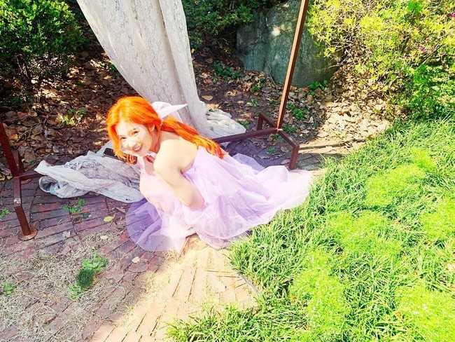 Adapun Sana yang mengecat rambut dengan warna oranye. Warna rambut yang kontras dengan busana dan kulit putihnya membuat penampilan member asal Jepang ini mencuri perhatian pada comeback More & More. Foto: Instagram @twicetagram