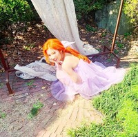 Adapun Sana yang mengecat rambut dengan warna oranye. Warna rambut yang kontras dengan busana dan kulit putihnya membuat penampilan member asal Jepang ini mencuri perhatian pada comeback More & More. Foto: Instagram @twicetagram