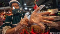 Selain mengenakan pelindung wajah, ia juga mengenakan masker dan sarung tangan.