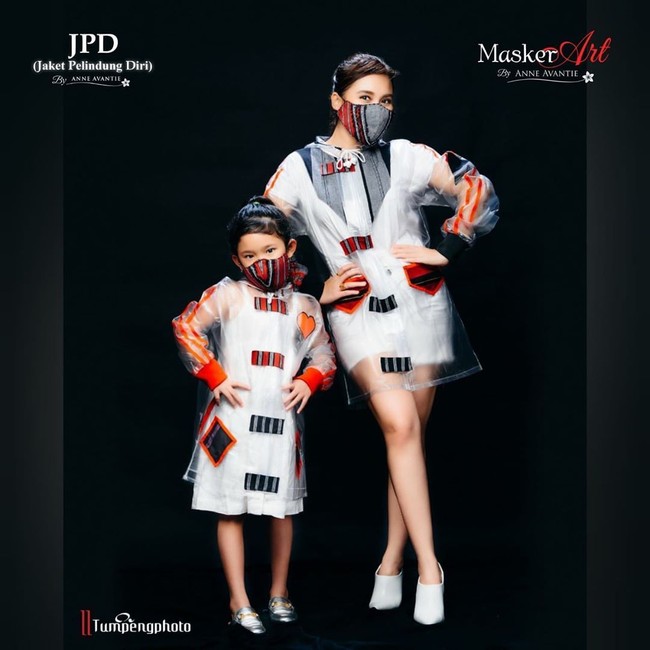 Inilah gaya Ayu Ting Ting dan Bilqis dalam balutan jaket pelindung yang dibuat Anne Avantie menyusul pandemi COVID-19. Ayu dengan JPD yg gaya mendampingi putri cantiqnya bilqis yg sdh mulai bosen .., merasa aman putrinya melakukan aktifitas sederhana yg tetap memperhatikan kesehatan buah hati nya dengan mengenakan JPD kids, tulis Ayu di Instagram sebagai keterangan foto tersebut. (Foto: Instagram/@ayutingting92)