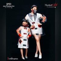 Inilah gaya Ayu Ting Ting dan Bilqis dalam balutan jaket pelindung yang dibuat Anne Avantie menyusul pandemi COVID-19. Ayu dengan JPD yg gaya mendampingi putri cantiqnya bilqis yg sdh mulai bosen .., merasa aman putrinya melakukan aktifitas sederhana yg tetap memperhatikan kesehatan buah hati nya dengan mengenakan JPD kids, tulis Ayu di Instagram sebagai keterangan foto tersebut. (Foto: Instagram/@ayutingting92)