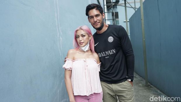 Jessica Iskandar dan Richard Kyle saat ditemui di kawasan Trans TV.
