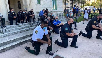 Polisi di Miami, Florida ikut demo solidaritas. Mereka berlutut dan berdoa bersama para demonstran. Foto: via Bored Panda