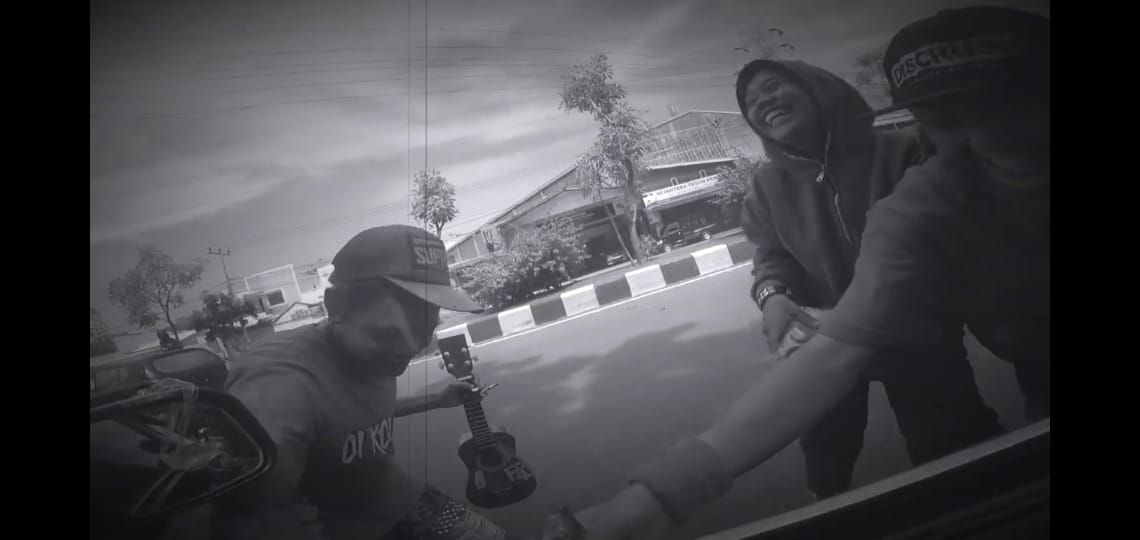 makanan gratis diserbu anak punk