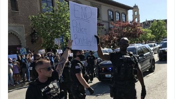 Foto lain dari tim kepolisian yang bergabung bersama pendemo memprotes kebrutalan oknum polisi rasis yang menewaskan George Floyd. Foto: via Bored Panda