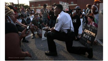 Polisi ikut bersama para pendemo menyuarakan anti-rasisme atas kasus George Floyd. Foto: via Bored Panda