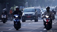 Arus lalu lintas, di Jalan Asia Afrika kembali seperti semula, didominasi kendaraan roda dua dan empat.