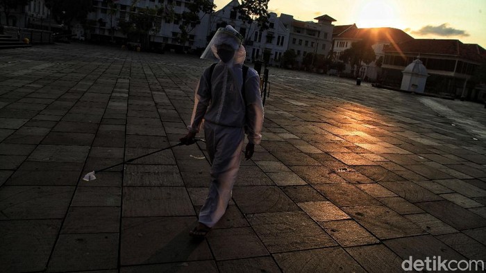 Kota Tua Bersiap Jelang New Normal Penerapan new normal segera diberlakukan di Jakarta. Kawasan wisata Kota Tua pun tengah bersiap. Yuk, intip foto-fotonya.