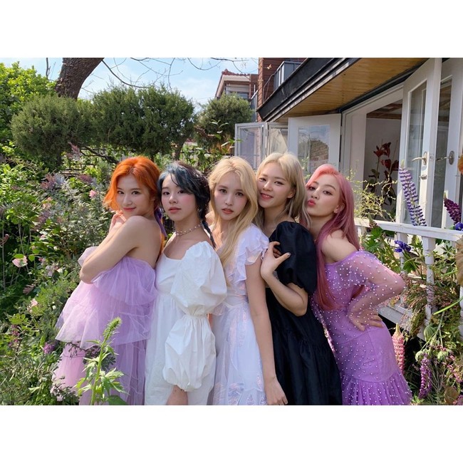 Ini pose lima personel TWICE dengan gaun cantik mereka. Mereka tampak serasi dengan latar belakang taman yang secantik member girlband berusia lima tahun ini. Foto: Instagram @twicetagram
