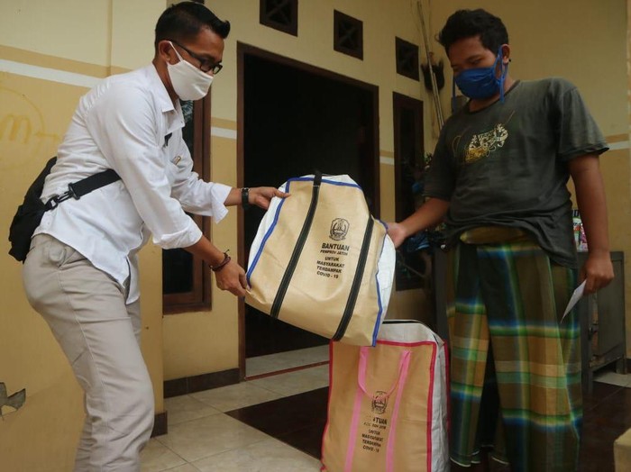 Akbar Ari Syaifullah dan Fariz Ari Hidayat tak kuasa menahan haru saat utusan Gubernur Jatim Khofifah Indar Parawansa mengantarkan bantuan. Yakni berupa sembako dan uang tunai.