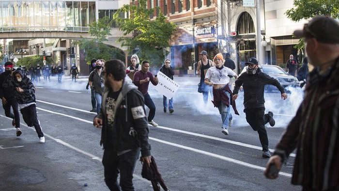 Polisi Tembaki Demonstran George Floyd dengan Gas Air Mata Aksi demo terkait kematian George Floyd terus berlanjut. Kali ini demonstran yang menggelar aksi di Washington dibubarkan dengan gas air mata.