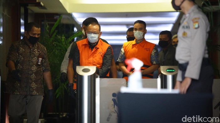 KPK mengumumkan penangkapan tersangka kasus suap-gratifikasi Rp 46 miliar, eks Sekretaris Mahkamah Agung (MA) Nurhadi dan menantunya, Rezky Herbiyono.