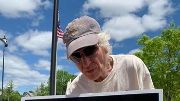 Seorang kakek berdiri seharian seorang diri di tengah lapangan, menyuarakan sikapnya terhadap kasus yang menimpa George Floyd. Foto: via Bored Panda