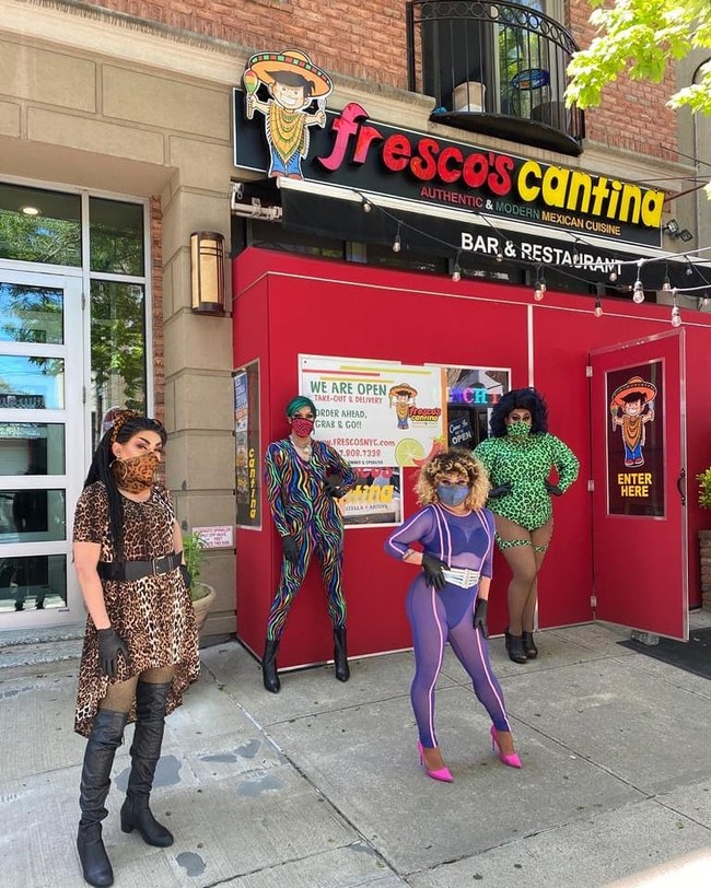 Pandemi Corona membuat sebuah restoran Meksiko di Queens, Amerika Serikat memiliki ide unik untuk mengantarkan makanan kepada para pelanggannya. Restoran tersebut mempekerjakan drag queen untuk mengantarkan pesanannya. Foto: Instagram Frescos Cantina