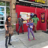 Pandemi Corona membuat sebuah restoran Meksiko di Queens, Amerika Serikat memiliki ide unik untuk mengantarkan makanan kepada para pelanggannya. Restoran tersebut mempekerjakan drag queen untuk mengantarkan pesanannya. Foto: Instagram Frescos Cantina