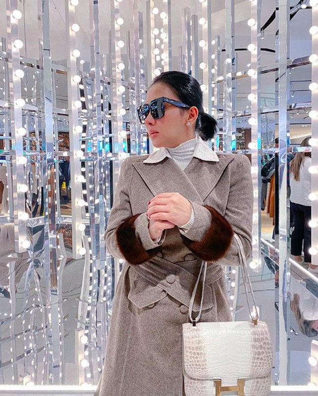 Seperti ini penampakan dari dekat tas mewah yang disebut pemilik butik Hermes hanya ada satu di Indonesia itu dan sang pemilik adalah Syahrini. Foto: Instagram @ princessyahrini