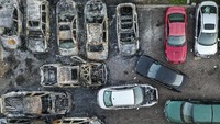 Belasan mobil hangus akibat kericuhan yang terjadi.