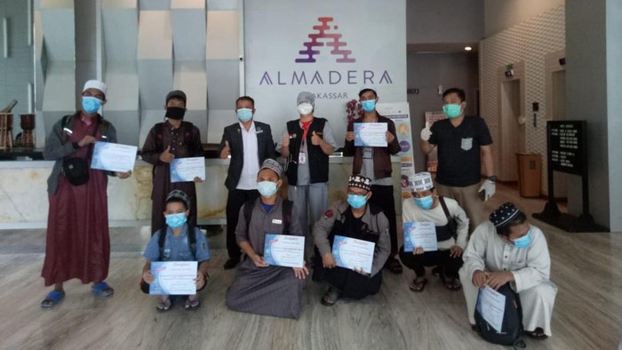 Para santri di Luwu Utara yang dinyatakan sembuh dari COVID-19 (Muhammad Riyas/detikcom)
