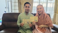 Begini raut wajah bahagia Sirajuddin dan Zaskia saat memegang buku nikah. Pernikahan keduanya kini sudah diakui negara. Foto: Instagram sirajuddinmahmudsabang