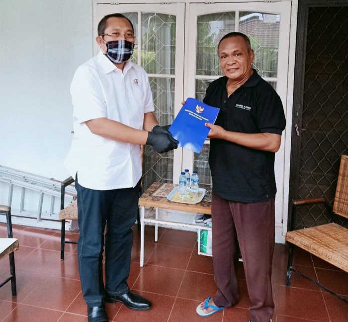 Mantan Pemain Persebaya Yopie Sanaunu dan Wakil Ketua DPRD Provinsi Jawa Timur, Sahat Tua Simanjuntak