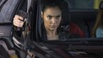 Potret Si Cantik Gal Gadot Beraksi dengan Jaguar Hingga Truk