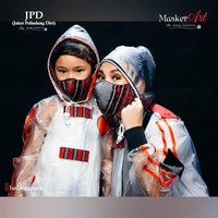 Sementara itu, jaket Bilqis dihiasi logo berbentuk hati yang membuat penampilannya makin menggemaskan. Putri Ayu yang baru berusia enam tahun itu memadukan jaket tersebut dengan dress putih dan loafers Gucci berwarna metalik. (Foto: Instagram/@ayutingting92)