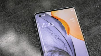 Mengusung punch hole di kiri atas, di sana terdapat kamera selfie 32 MP. Foto: Sina Mobile